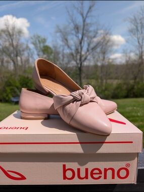 Bueno Women's Pink Knotted Pointed-Toe Flats